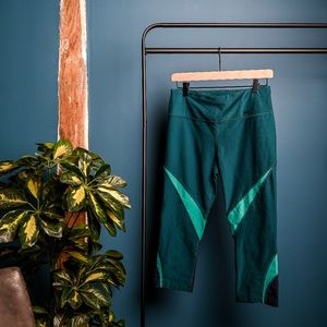 Womens Nike Dri Fit, Size M, Teal Capri Leggings